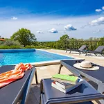 Rok With Private Pool & Sunset Views Near Pula Puntera