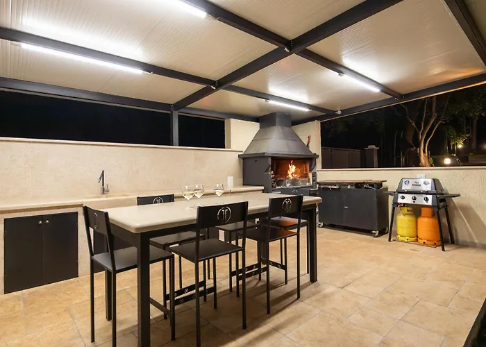 Вилла Rok With Private Pool & Sunset Views Near Pula