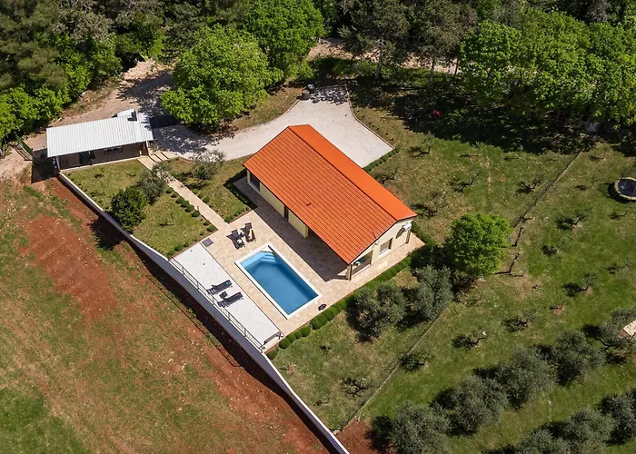 Rok With Private Pool & Sunset Views Near Pula