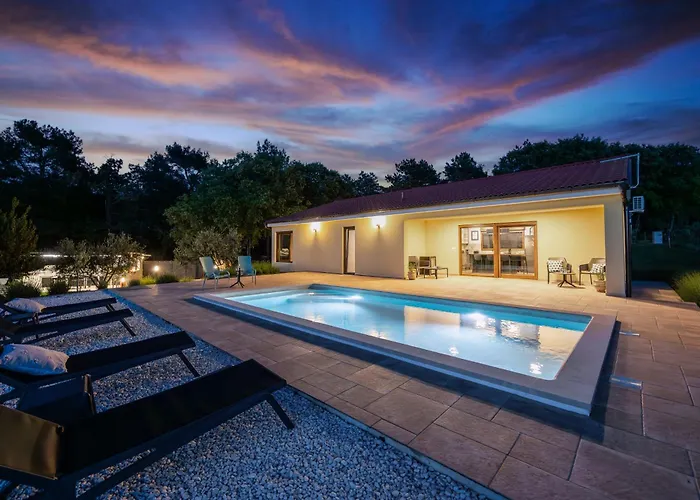 Villa Rok With Private Pool & Sunset Views Near Pula Puntera